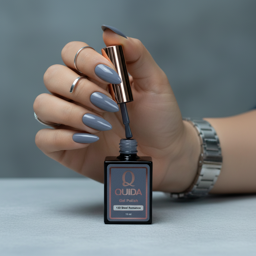 Hand met sieraden en Steel Romance #133 nagels
