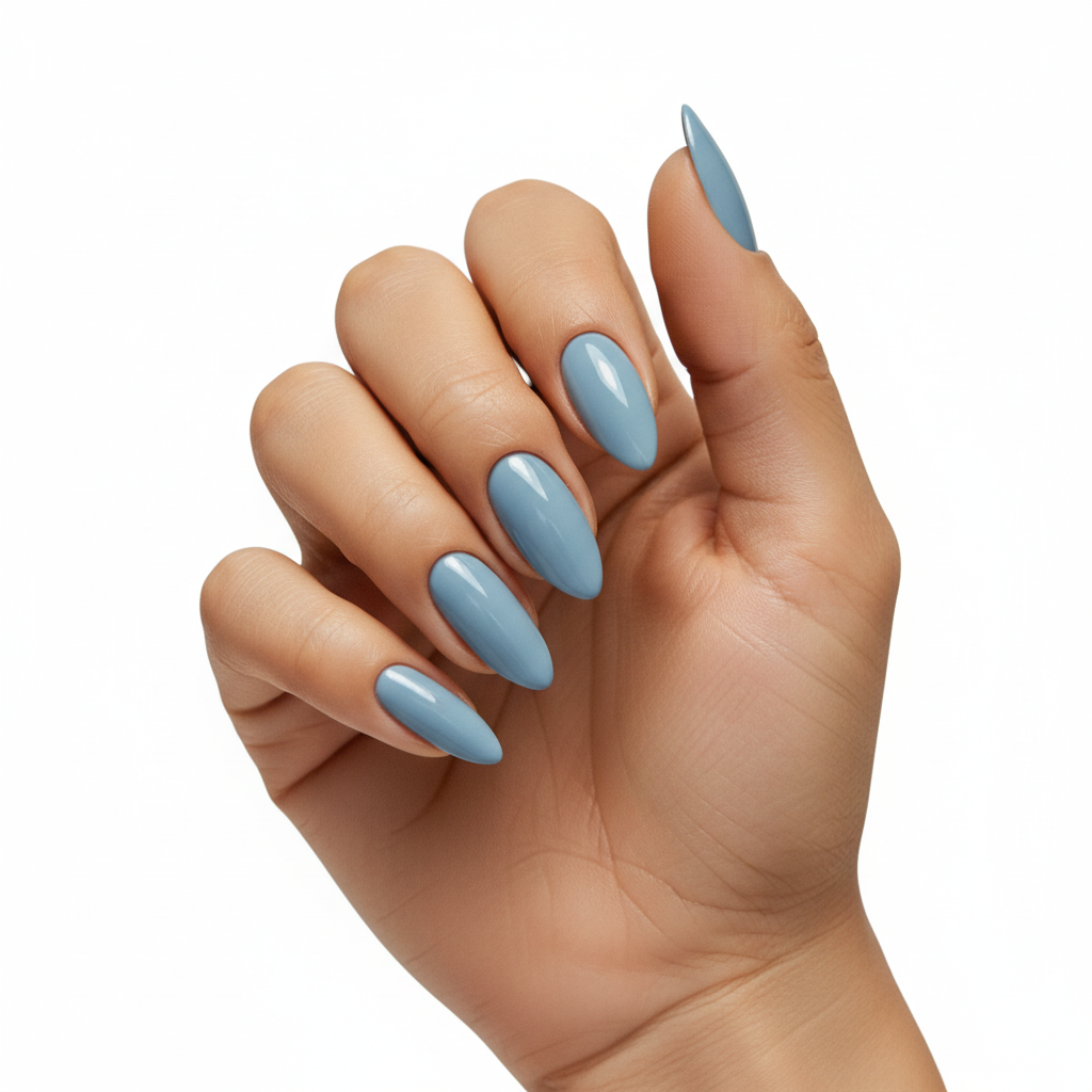 Hand met Arctic Whisper #123 lichtblauwe nagels