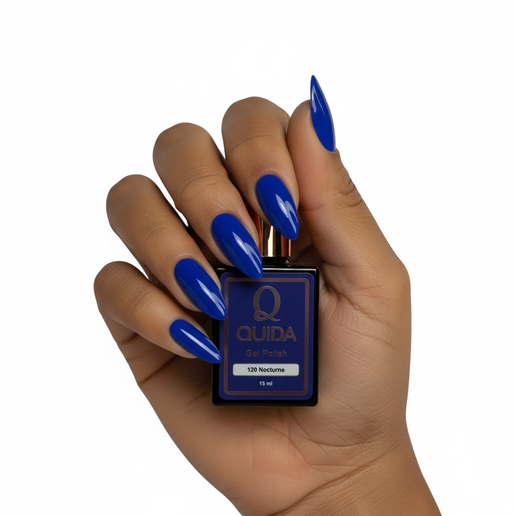 Hand met Nocturne #120 koningsblauwe nagels