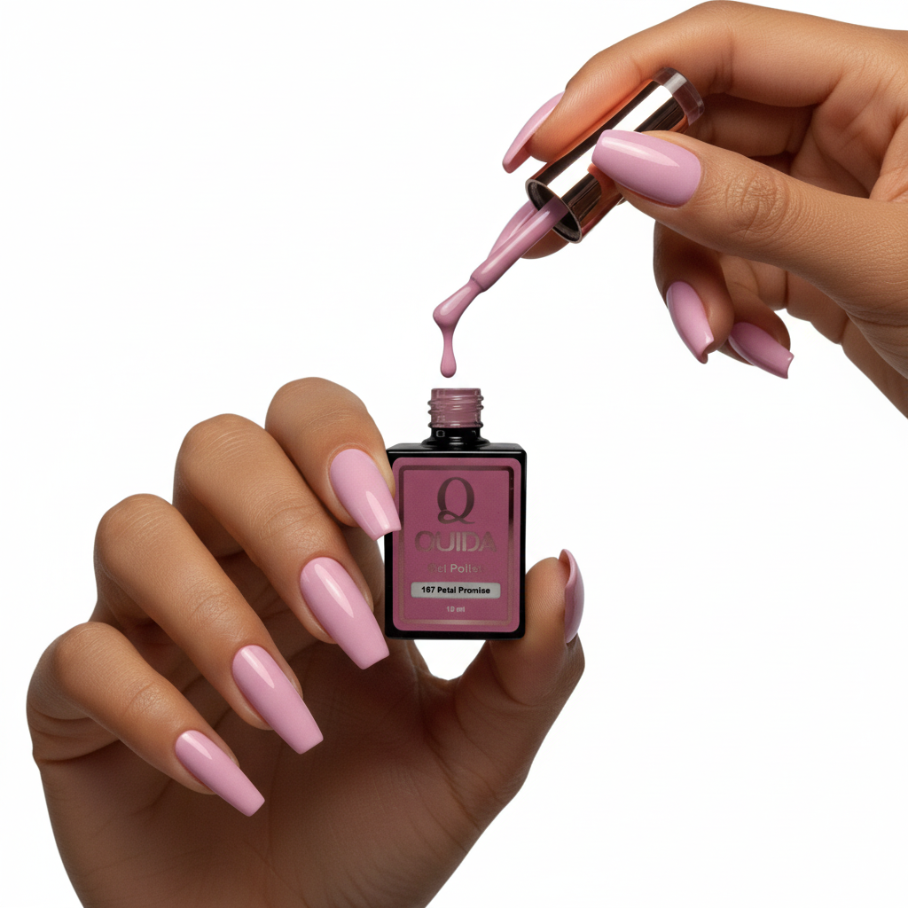 Twee handen met Petal Promise #167 lichtroze nagels