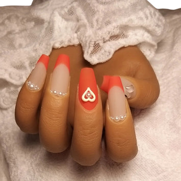 Press-on Nagels #001 – Rode French met 3D Hartjes & Parels | Vierkant Medium | Quida