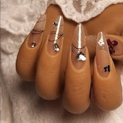 Press-on Nagels #003 – Nude Amandel met Strikjes, Vlindertjes & Rhinestones | Quida