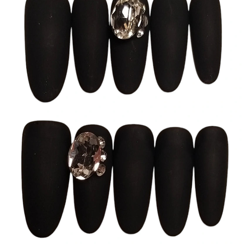 Press-on Nagels #006 – Mat Zwart Amandel met Grote Zilveren Diamant | Quida
