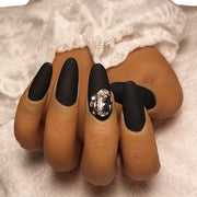 Press-on Nagels #006 – Mat Zwart Amandel met Grote Zilveren Diamant | Quida