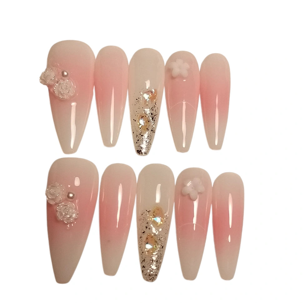 Press-on Nagels #007 – Blush Roze Stiletto met 3D Camelia, Gouden Folie & Parel | Quida
