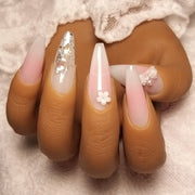 Press-on Nagels #007 – Blush Roze Stiletto met 3D Camelia, Gouden Folie & Parel | Quida