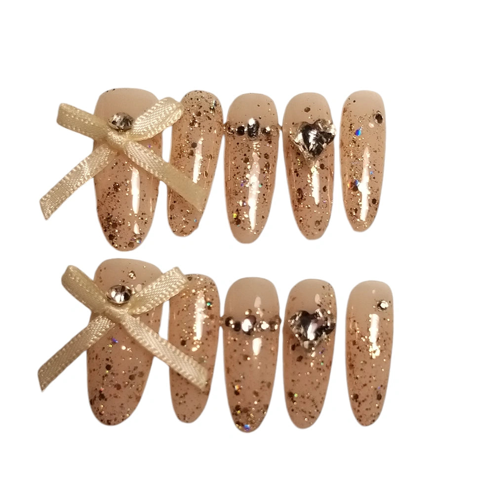 Press-on Nagels #008 – Champagne Glitter Amandel met Satijnen Strikje & Hartjes | Quida