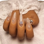 Press-on Nagels #010 – Nude Stiletto met Grote Diamant, 3D Roosjes & Gouden Folie | Quida