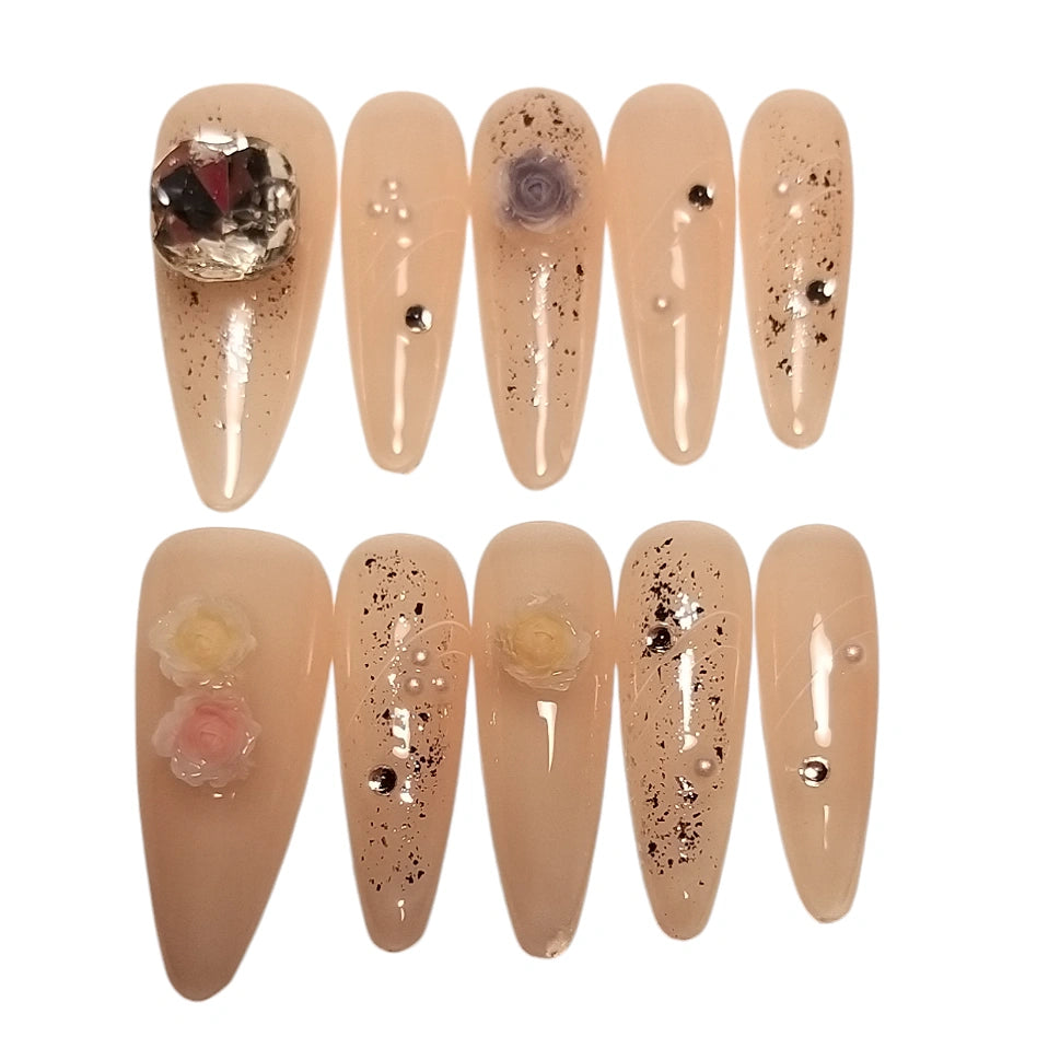Press-on Nagels #010 – Nude Stiletto met Grote Diamant, 3D Roosjes & Gouden Folie | Quida