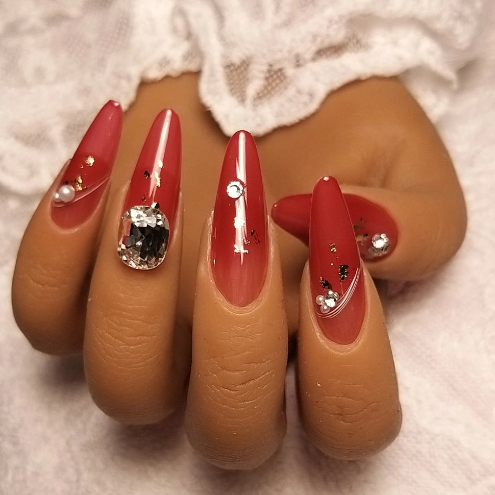 Press-on Nagels #013 – Bordeaux Amandel met Grote Diamant, Gouden Folie & Parel | Quida