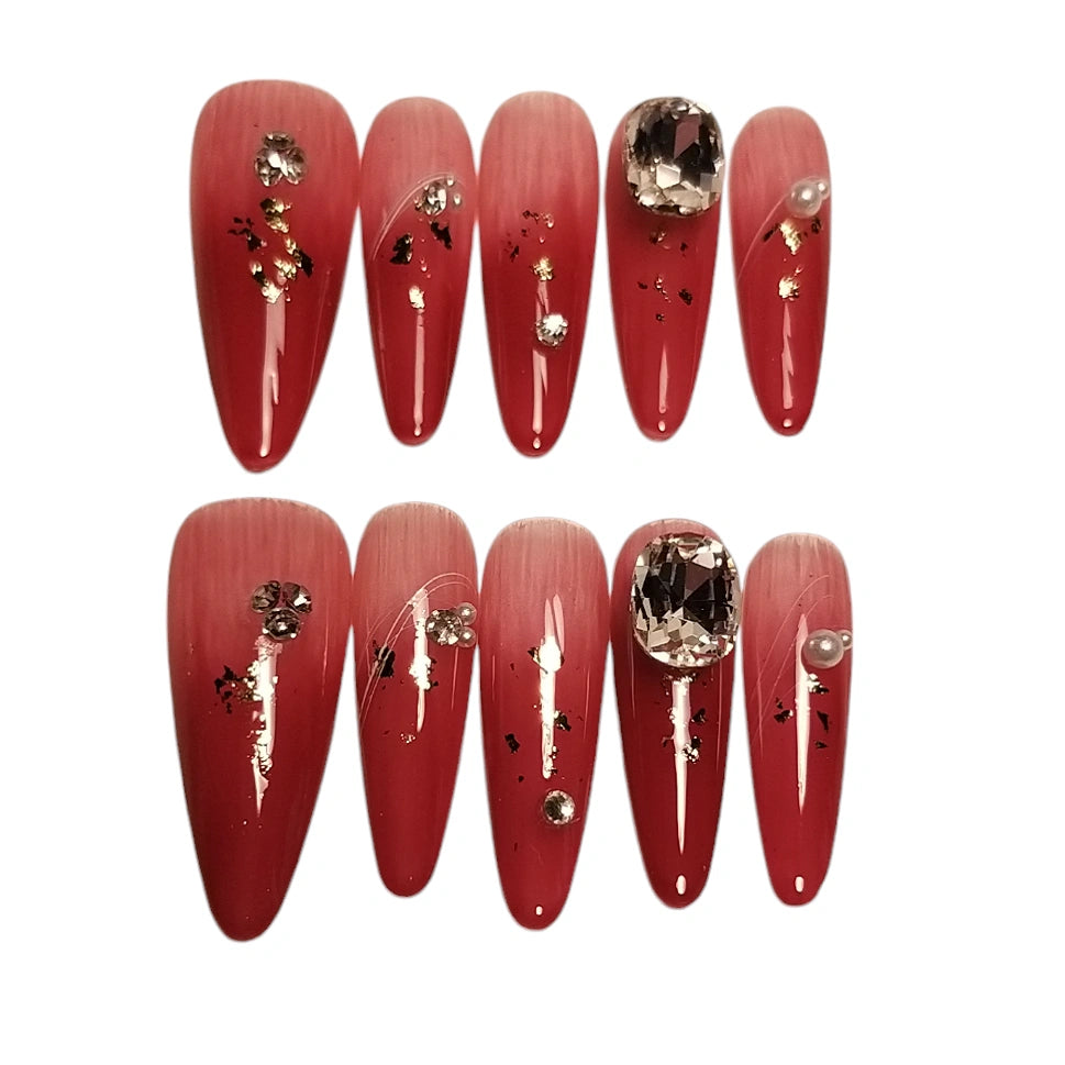 Press-on Nagels #013 – Bordeaux Amandel met Grote Diamant, Gouden Folie & Parel | Quida