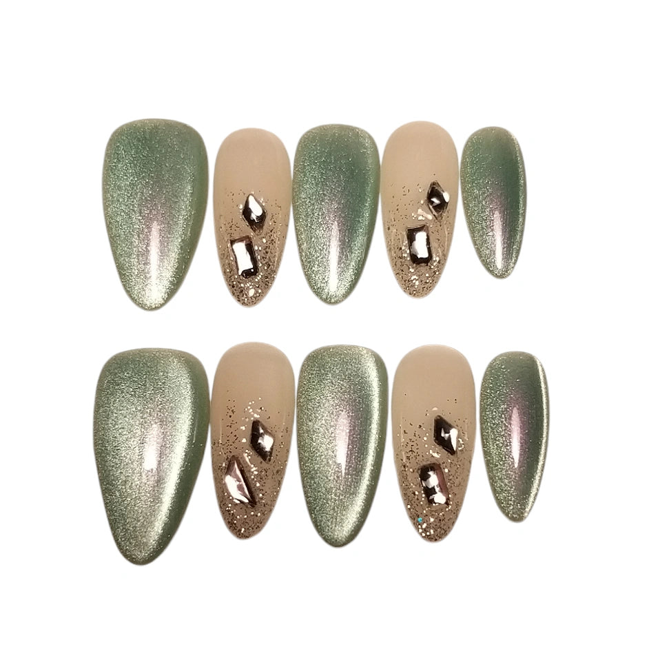 Press-on Nagels #015 – Saliegroen Cat Eye Amandel met Gouden Glitter & Zilveren Rhinestones | Quida