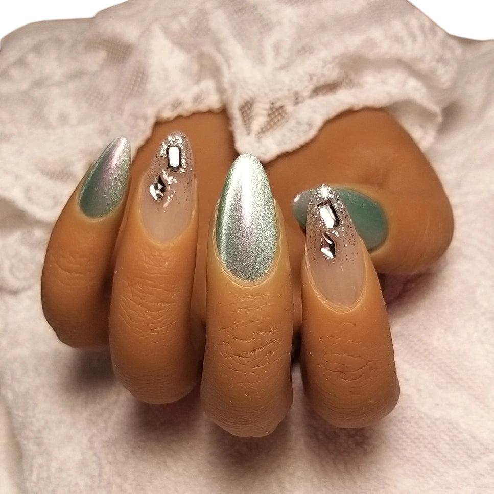 Press-on Nagels #015 – Saliegroen Cat Eye Amandel met Gouden Glitter & Zilveren Rhinestones | Quida