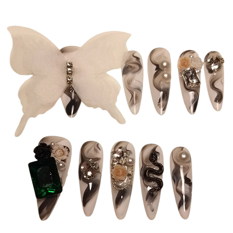 Press-on Nagels #016 – Grijs Marmer Stiletto met 3D Vlinder, Slang & Diamanten | Quida
