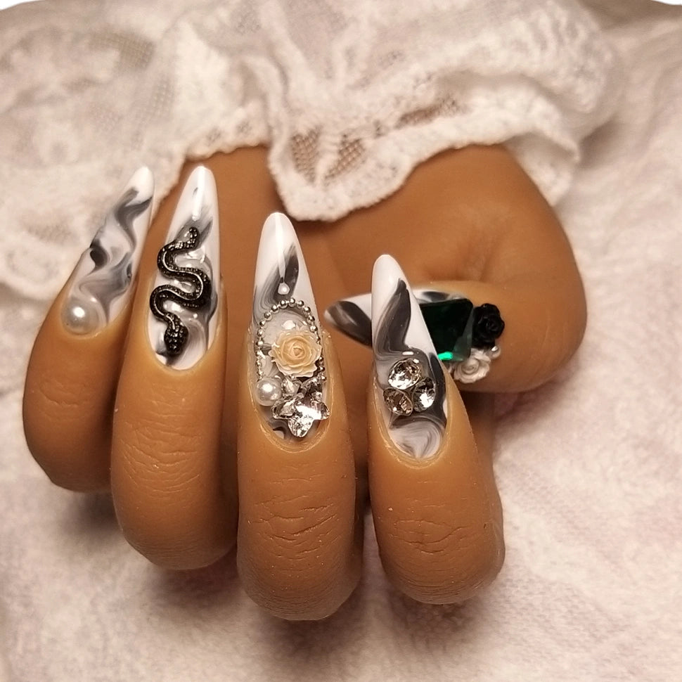 Press-on Nagels #016 – Grijs Marmer Stiletto met 3D Vlinder, Slang & Diamanten | Quida