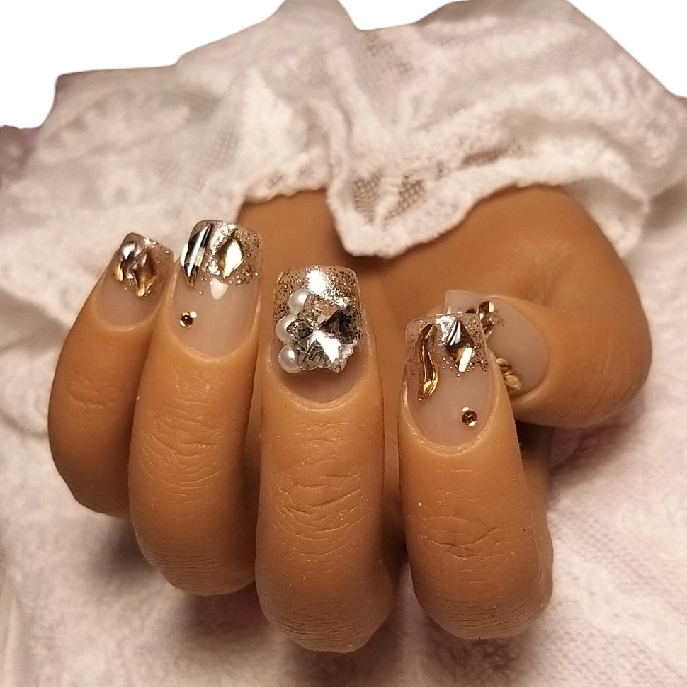 Press-on Nagels #018 – Nude Vierkant met Gouden Metalen Bladeren, Kristallen & Parels | Quida
