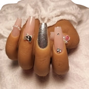 Press-on Nagels #026 – Nude Ballerina met Zilveren Glitter Accent, 3D Roosjes & Parel Ketting | Quida