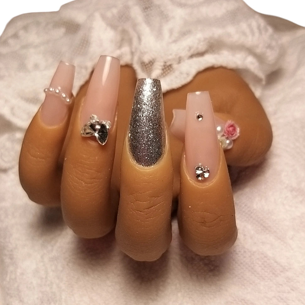 Press-on Nagels #026 – Nude Ballerina met Zilveren Glitter Accent, 3D Roosjes & Parel Ketting | Quida