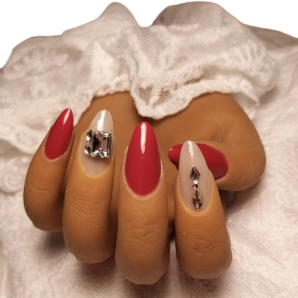 Press-on Nagels #028 – Rood & Nude Amandel met Grote Kristal & Gouden Druppel Rhinestone | Quida