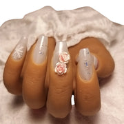 Press-on Nagels #029 – Nude Ballerina met Rode Swirl, 3D Roosjes & Holografische Vlinder | Quida