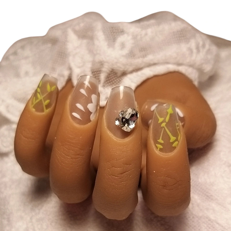 Press-on Nagels #031 – Wit Mat Vierkant met Groene Blad Airbrush & Zilveren Diamant Cluster | Quida
