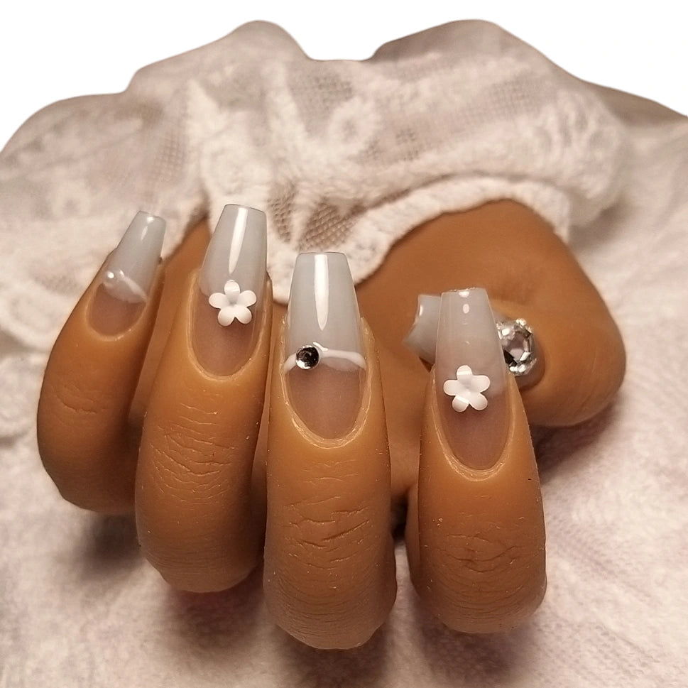 Press-on Nagels #034 – Nude Ballerina met Grote Grijze Diamant, Witte Bloem & Gouden Detail | Quida