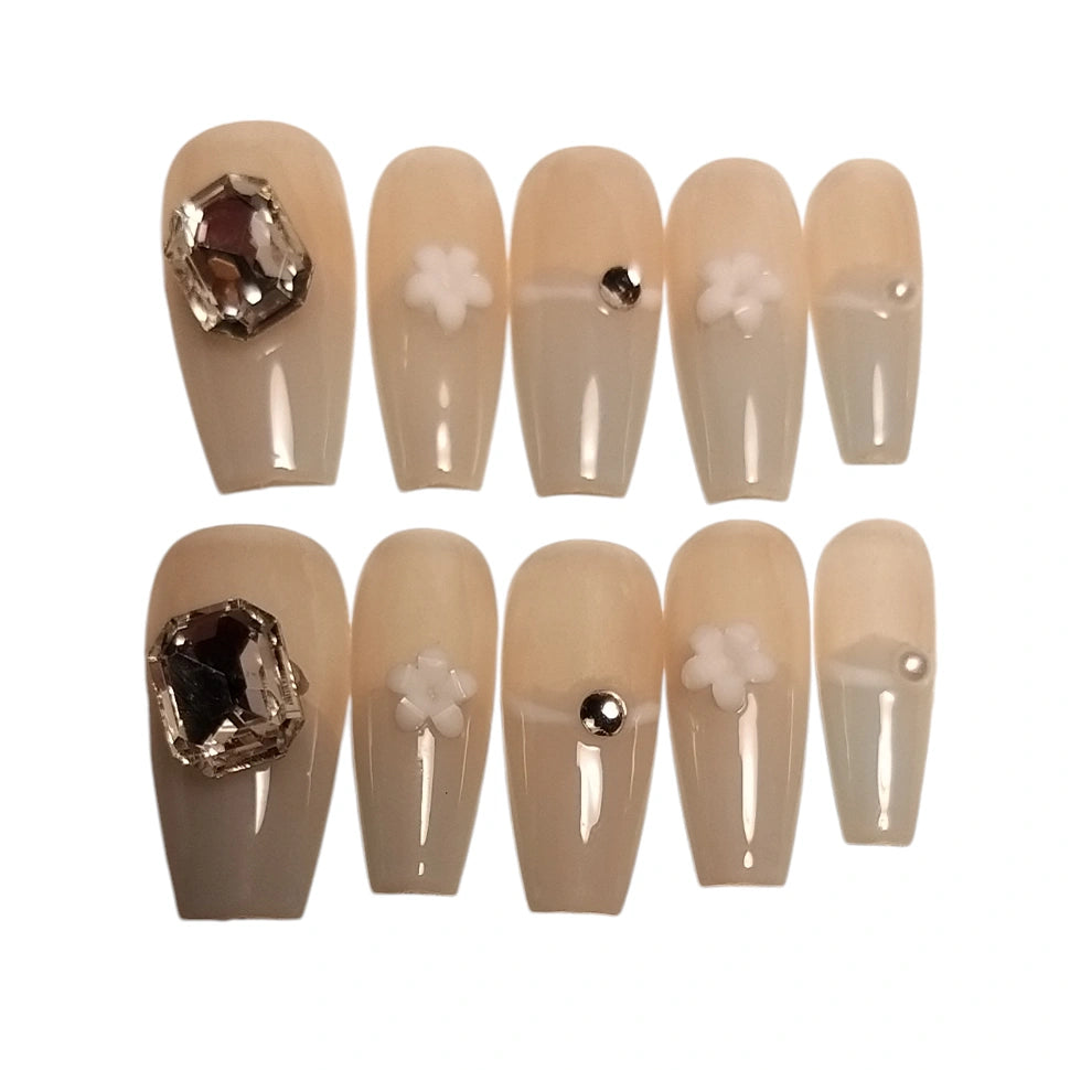 Press-on Nagels #034 – Nude Ballerina met Grote Grijze Diamant, Witte Bloem & Gouden Detail | Quida