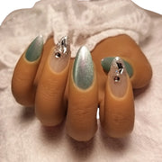 Press-on Nagels #035 – Mint Groen Cat Eye Amandel met Gouden Glitter Ombré & Diamant Rhinestones | Quida