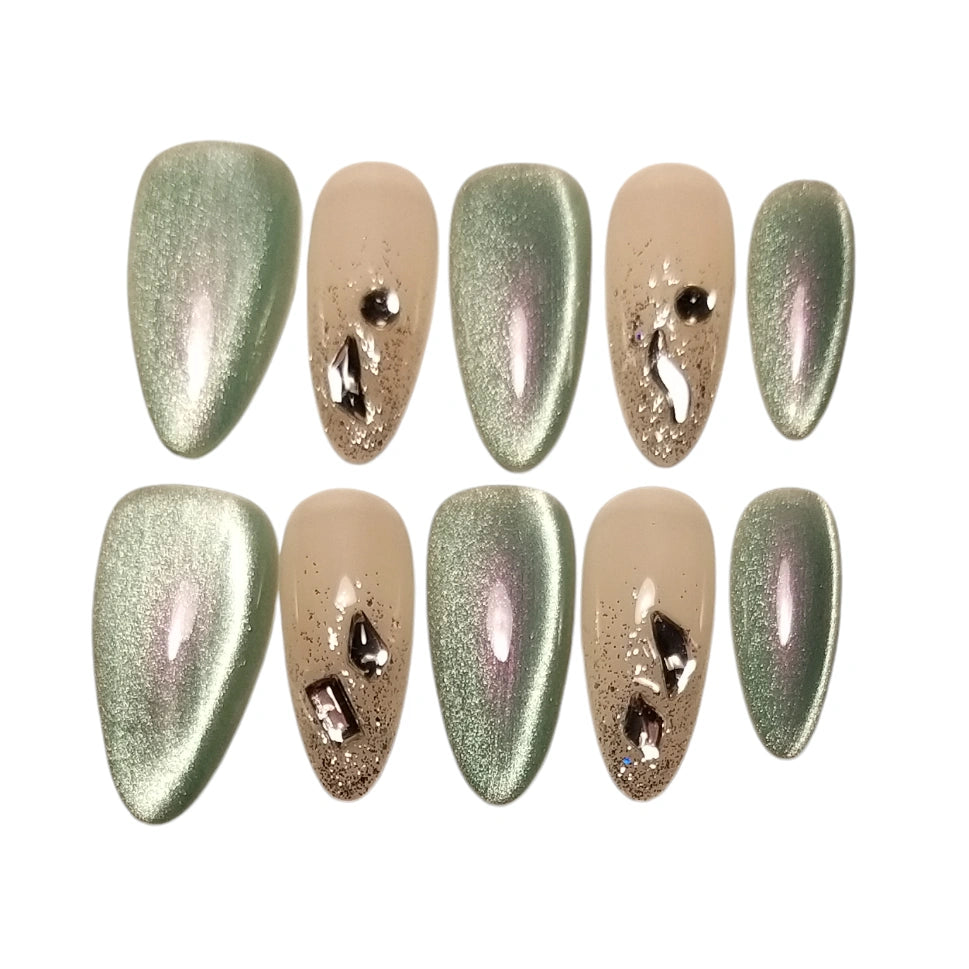 Press-on Nagels #035 – Mint Groen Cat Eye Amandel met Gouden Glitter Ombré & Diamant Rhinestones | Quida