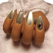 Press-on Nagels #040 – Champagne Goud Shimmer Amandel met Cat Eye, Zwart Hart & Vlinder Rhinestone | Quida