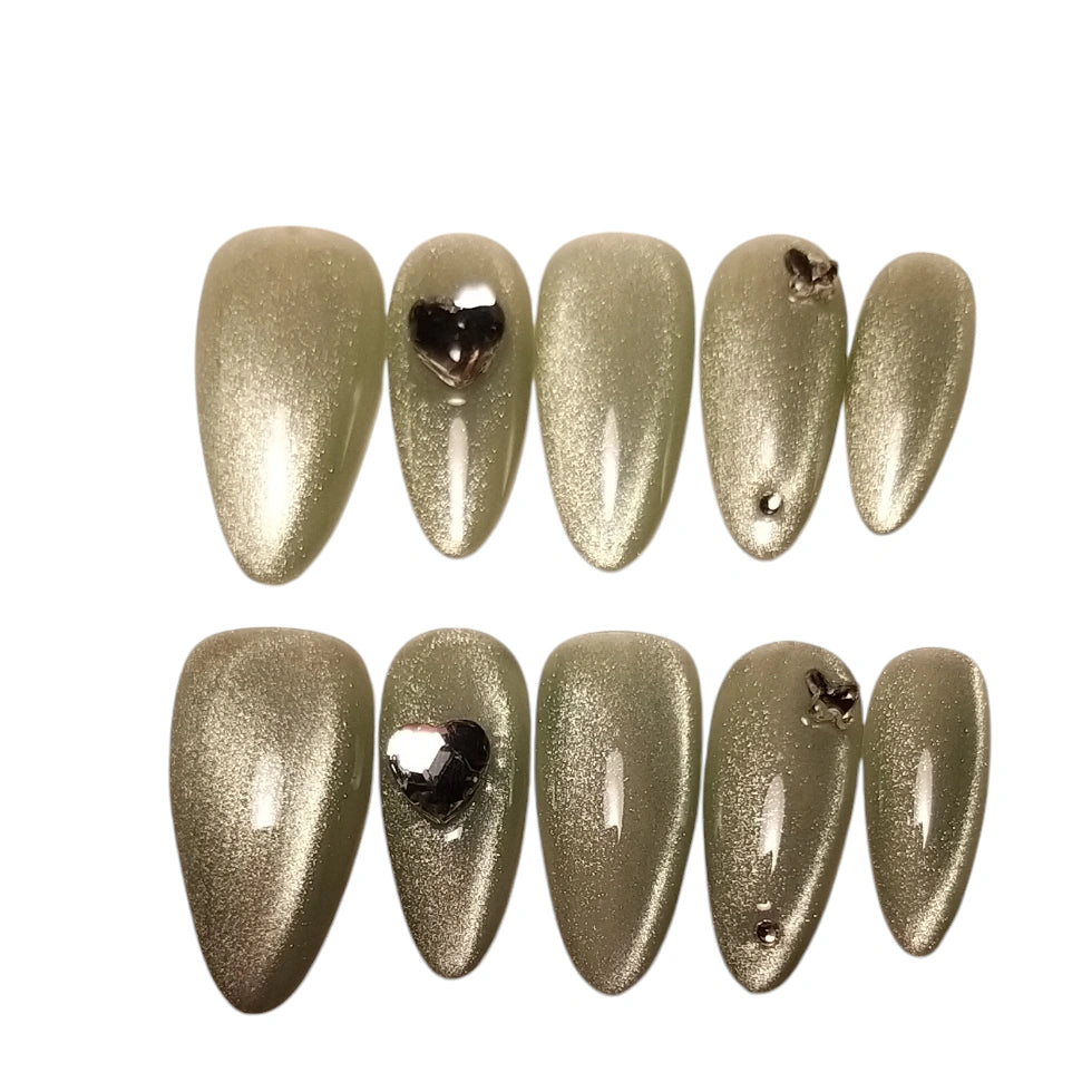Press-on Nagels #040 – Champagne Goud Shimmer Amandel met Cat Eye, Zwart Hart & Vlinder Rhinestone | Quida