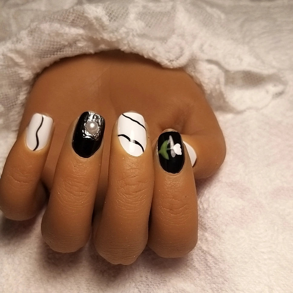 Press-on Nagels #041 – Zwart & Crème Vierkant met Witte Tulp, Marble Crack & Parel Rhinestone | Quida