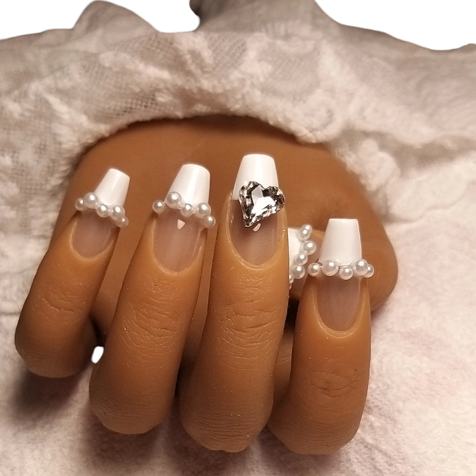 Press-on Nagels #042 – Nude French Tip Vierkant met Parel Rand & Grote Diamant Rhinestone | Quida