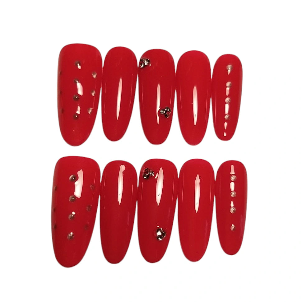 Press-on Nagels #045 – Rood Glanzend Amandel met Gouden Rhinestones in Verschillende Vormen | Quida