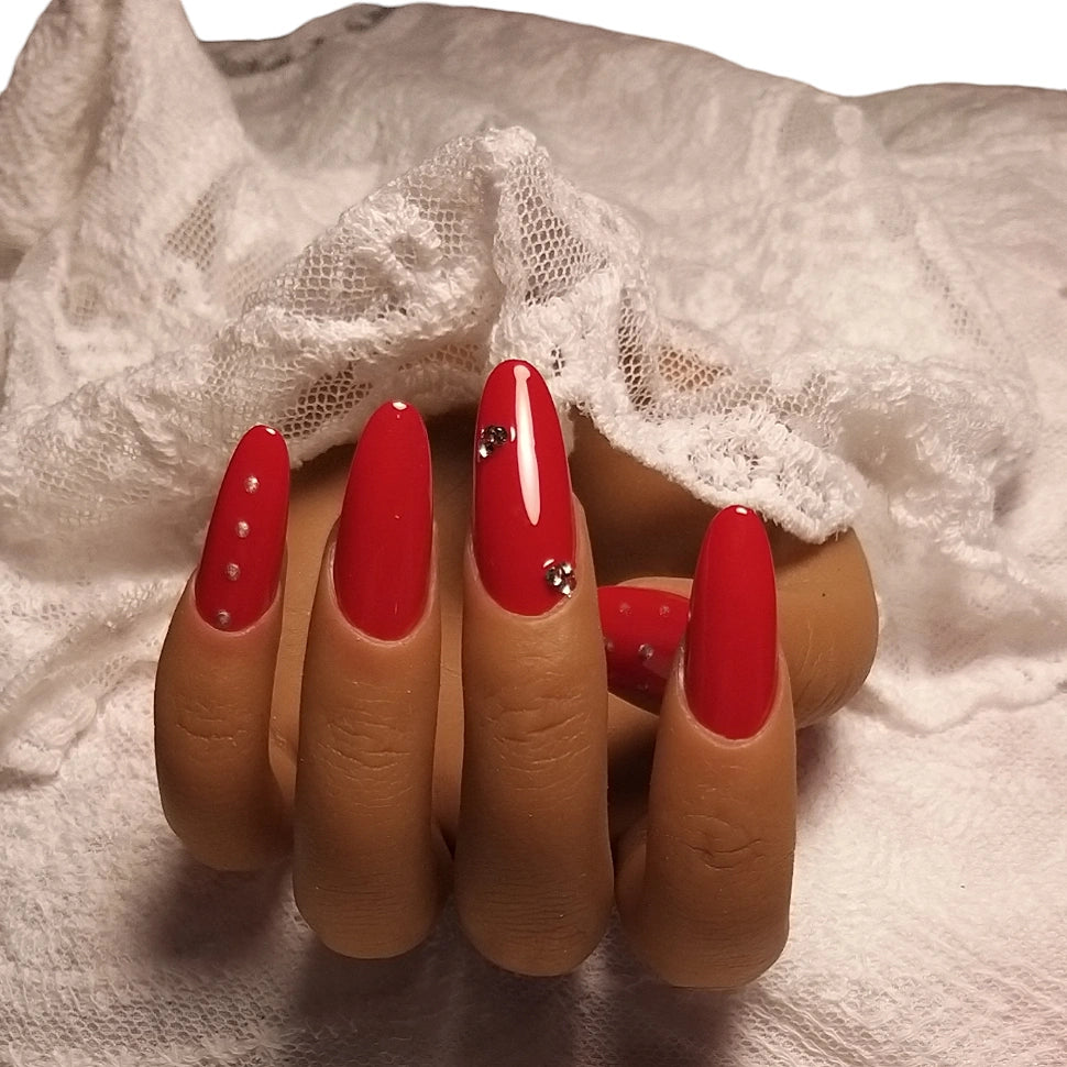 Press-on Nagels #045 – Rood Glanzend Amandel met Gouden Rhinestones in Verschillende Vormen | Quida