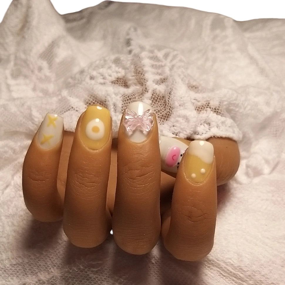 Press-on Nagels #047 – Crème & Geel Vierkant met 3D Koe, Transparant Strikje & Donut Motief | Quida