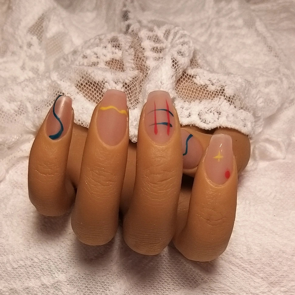 Press-on Nagels #048 – Nude Rond met Abstracte Handgeschilderde Symbolen in Rood, Blauw & Geel | Quida