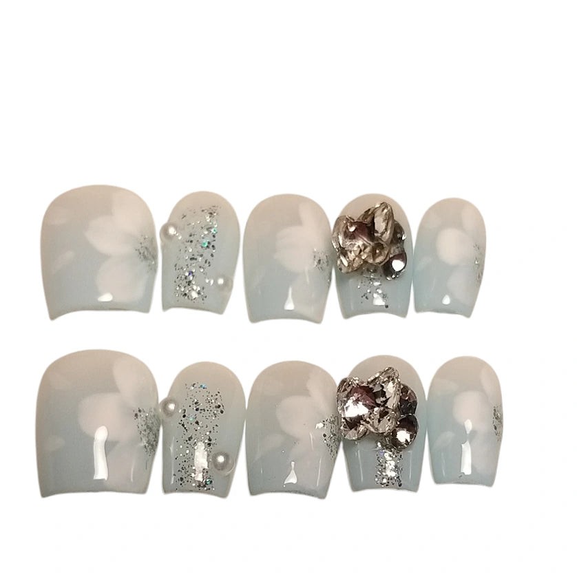 Press-on Nagels #050 – Wit IJsblauw Vierkant met Zilveren Glitter, Mineraal Rhinestone Cluster & Parel | Quida