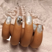 Press-on Nagels #050 – Wit IJsblauw Vierkant met Zilveren Glitter, Mineraal Rhinestone Cluster & Parel | Quida