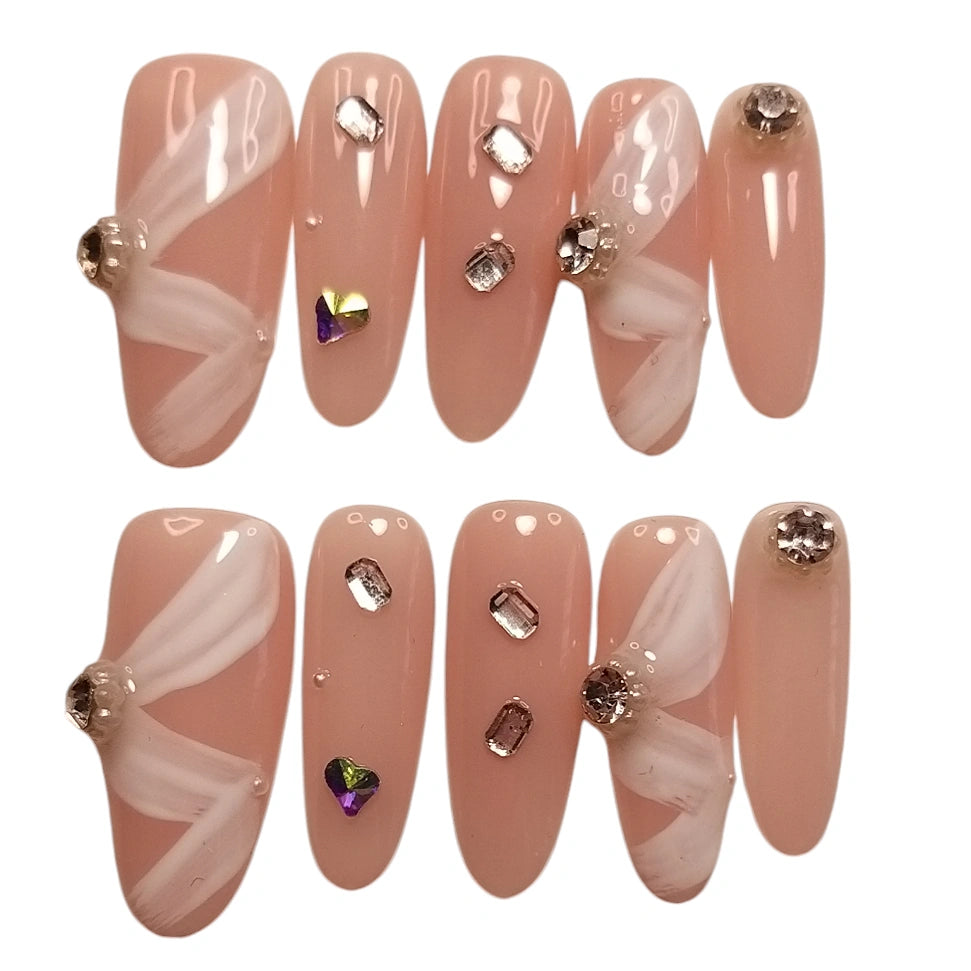 Press-on Nagels #052 – Nude Blush Amandel met Witte Swirl, Champagne Kristal & Hart Rhinestone Mix | Quida