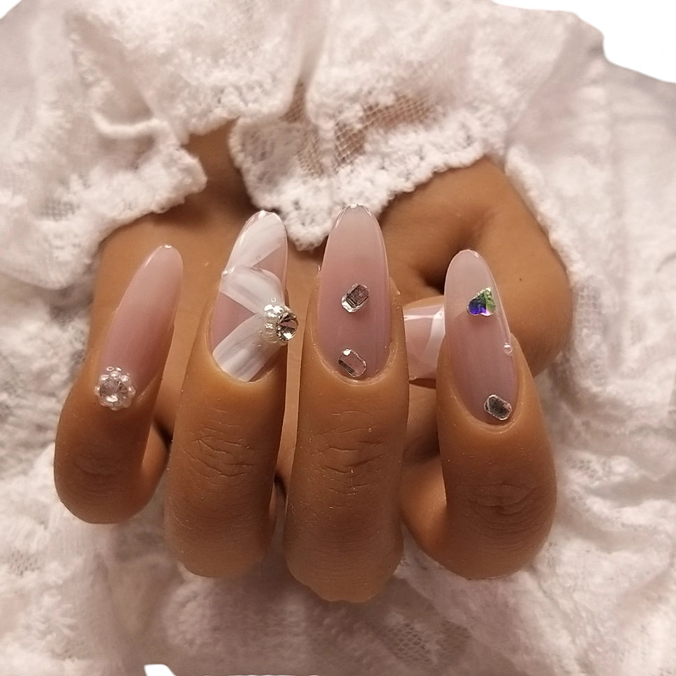 Press-on Nagels #052 – Nude Blush Amandel met Witte Swirl, Champagne Kristal & Hart Rhinestone Mix | Quida