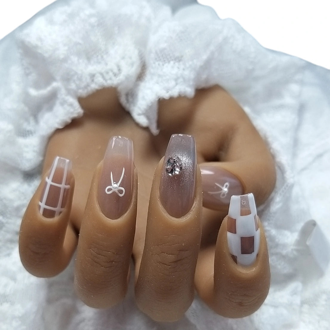 Press-on Nagels #058 – Nude Ballerina met Wit Raster, Gouden Shimmer & Champagne Rhinestone Bloem | Quida