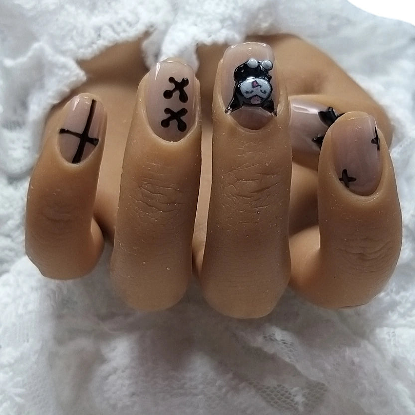 Press-on Nagels #059 – Nude Vierkant met 3D Zwart Strikje, Kuromi Charm, Kruis & Crossbones | Quida
