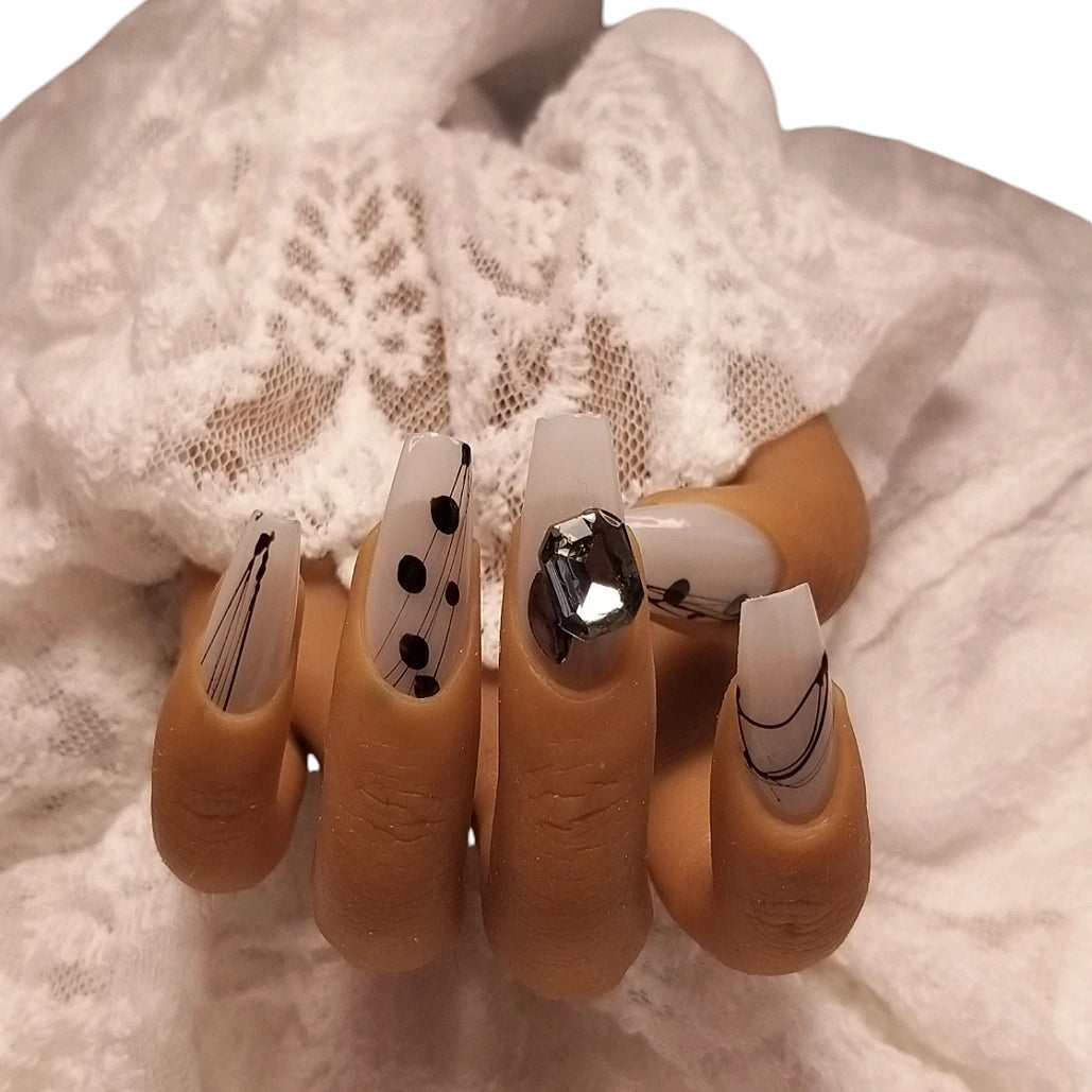Press-on Nagels #061 – Nude Ballerina met Zwarte Abstracte Inkt Lijnen, Dots & Grote Zwarte Rhinestone | Quida
