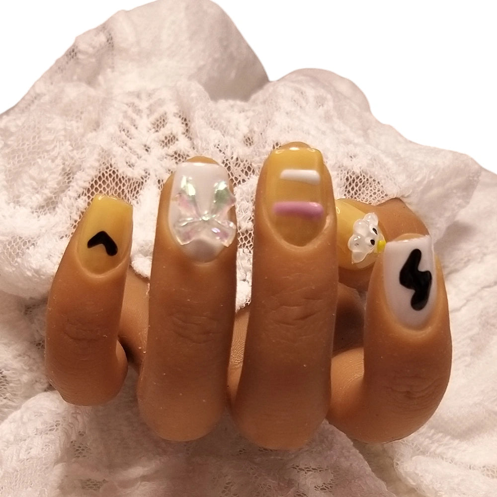 Press-on Nagels #063 – Geel & Crème Vierkant met 3D Wolkje, Holografisch Strikje, Koe Vlekken & Hart | Quida