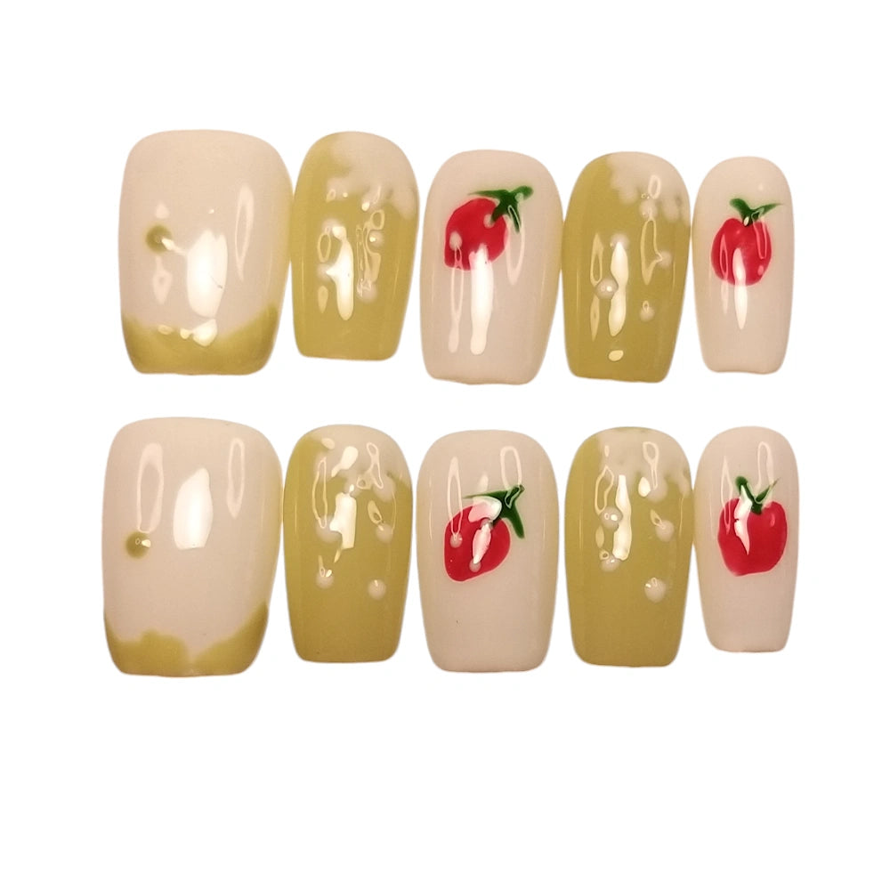 Press-on Nagels #066 – Crème & Olijfgroen Vierkant met Rode Aardbei Illustratie & Gouden Dot | Quida