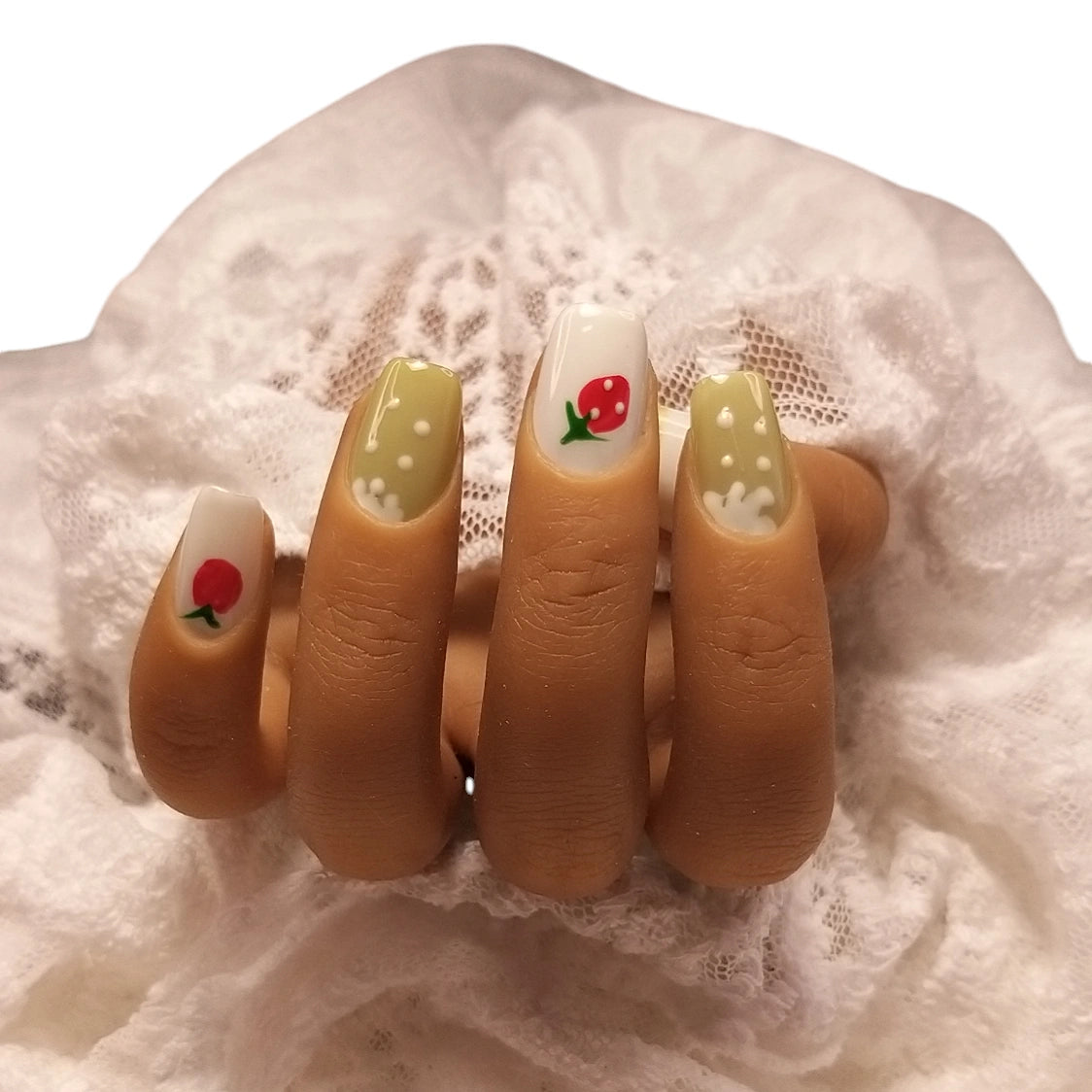 Press-on Nagels #066 – Crème & Olijfgroen Vierkant met Rode Aardbei Illustratie & Gouden Dot | Quida