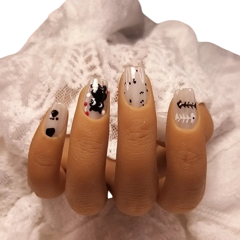 Press-on Nagels #070 – Crème & Zwart Vierkant met Kat Illustratie, Visgraat, Pootafdrukken & Rode Dots | Quida