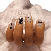 Press-on Nagels #070 – Crème & Zwart Vierkant met Kat Illustratie, Visgraat, Pootafdrukken & Rode Dots | Quida