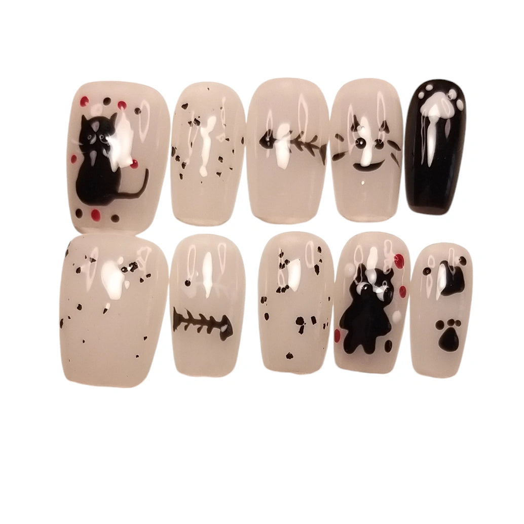 Press-on Nagels #070 – Crème & Zwart Vierkant met Kat Illustratie, Visgraat, Pootafdrukken & Rode Dots | Quida